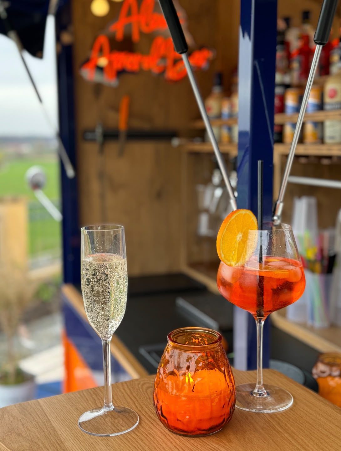 Aperol Ape Mobile Bar mit Liegestühlen bei einer Feier