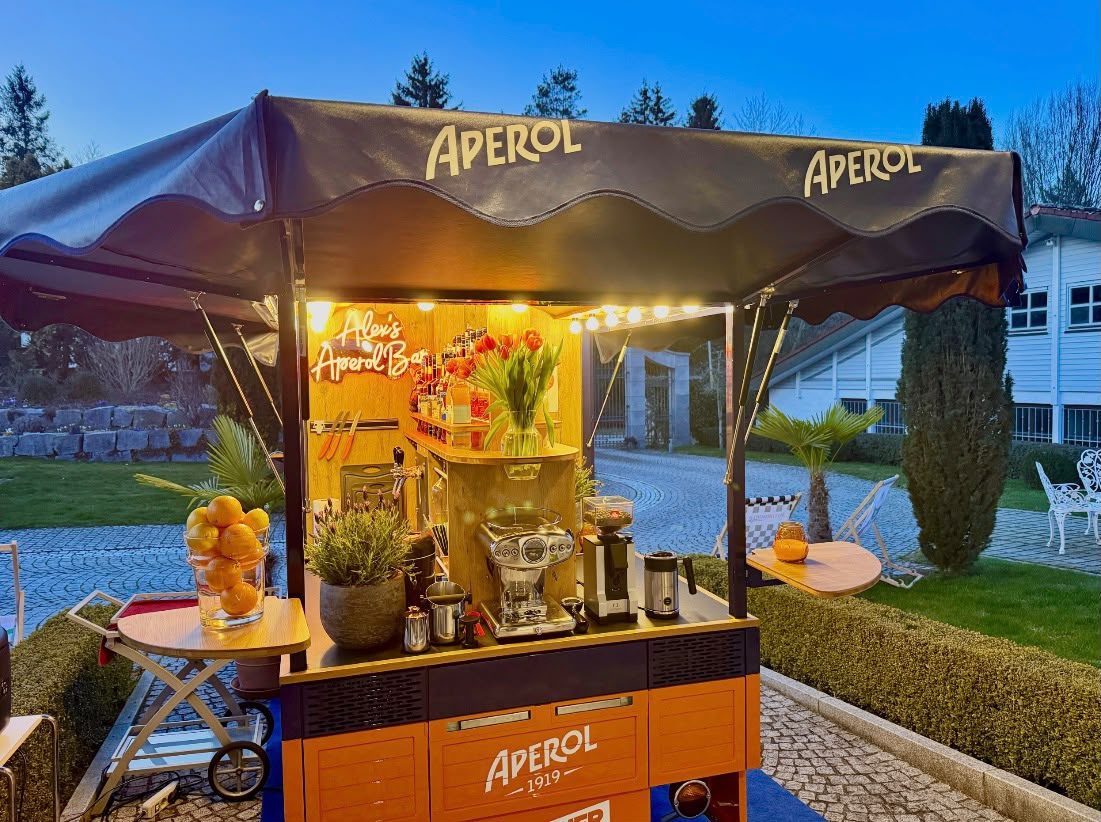 Aperol Ape Mobile Bar in goldener Abendsonne