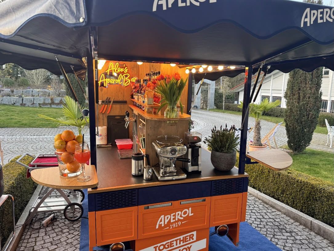 Aperol Ape Mobile Bar unter blauem Himmel bei einer Firmenfeier