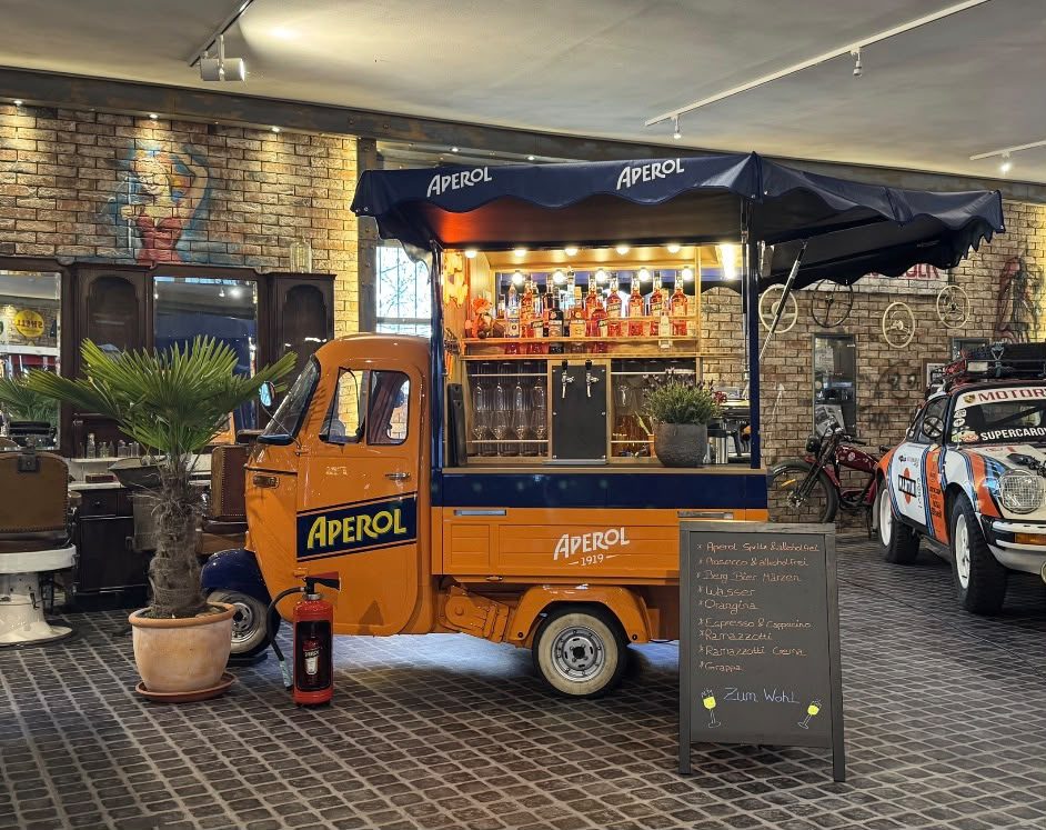 Aperol Ape Piaggio im Hof